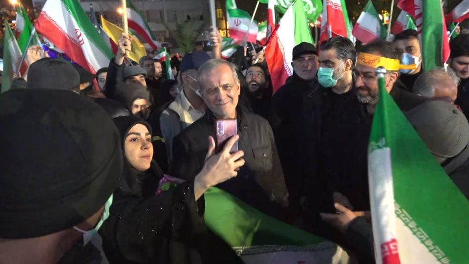 حضور سرزده پزشکیان در تجمعات مردمی شب ۱۲ فروردین
