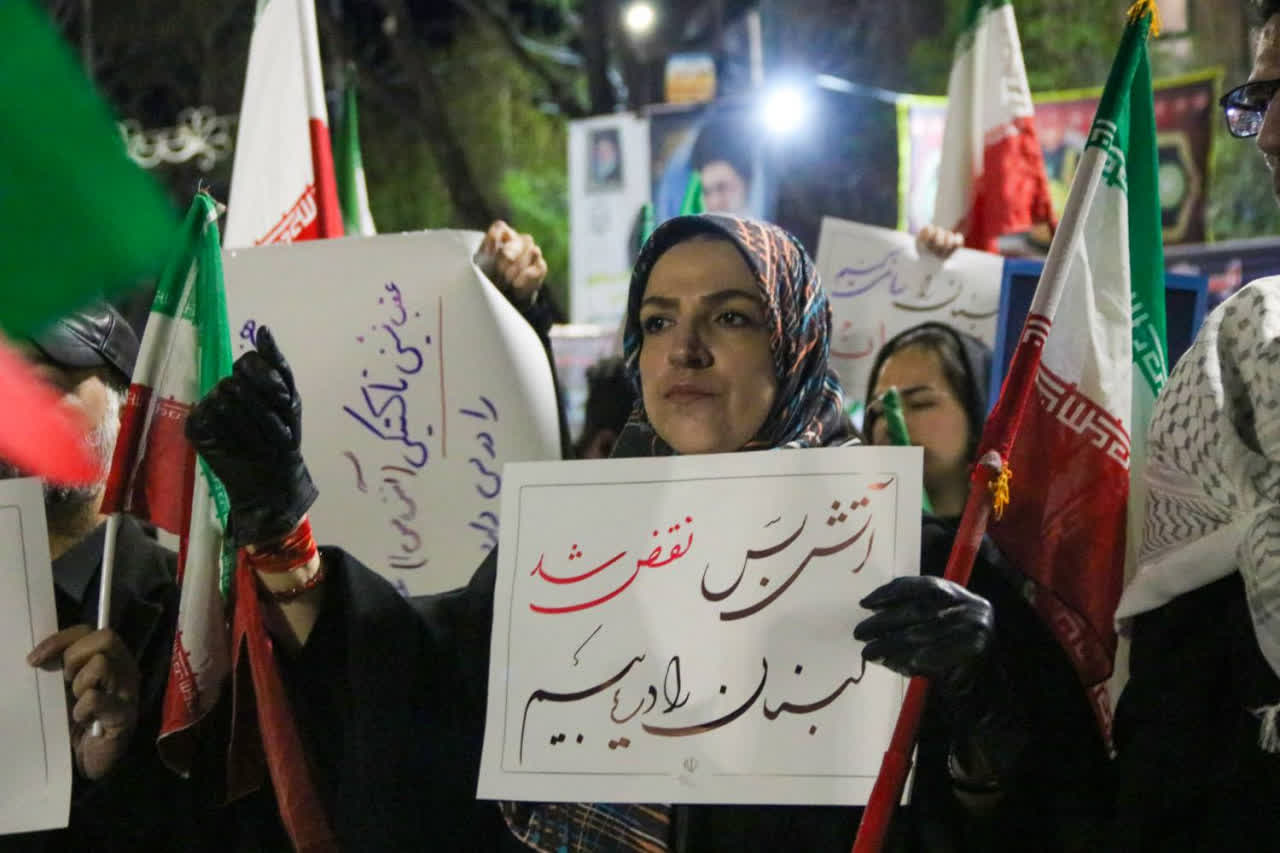 تجمع انقلابی مردم تبریز در شب اربعین شهادت رهبر فقید انقلاب